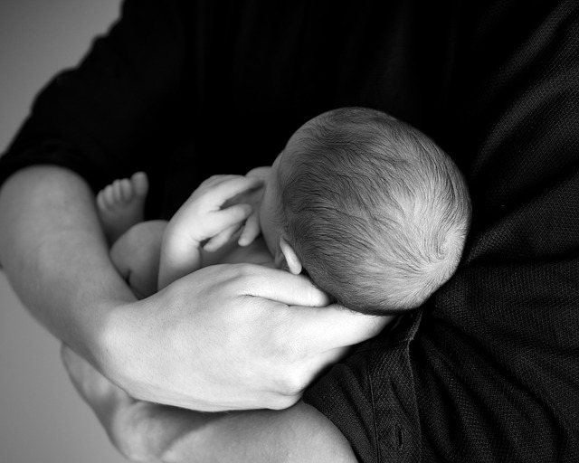 novorozeně v náruči