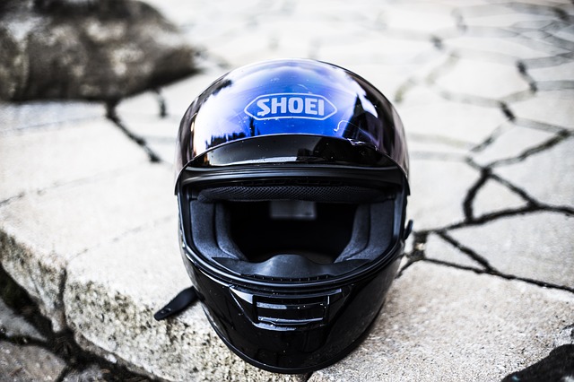 černo-modrá helma