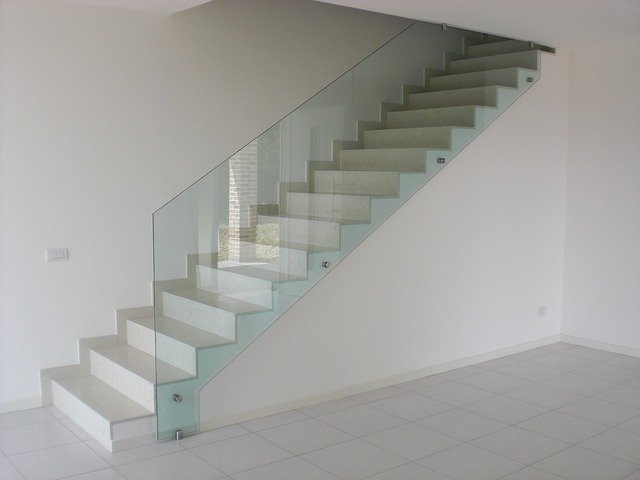 tvrdené sklo na schodech