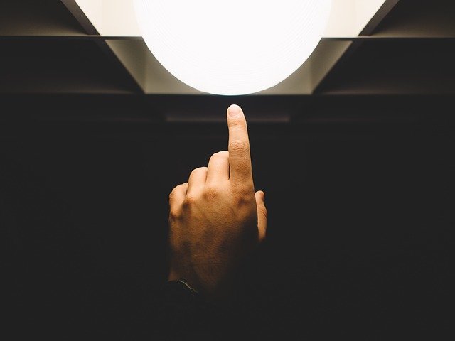 Človek ukazuje prstom na svetlo na strope.jpg