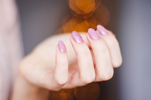 Ženská ruka, ružové nechty.jpg